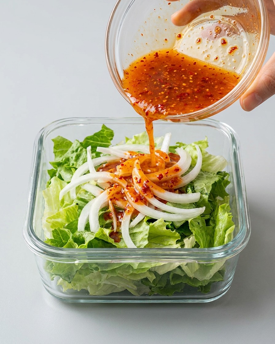 野菜が隠れるまで赤いスープを注ぎ入れ、仕上げる工程。