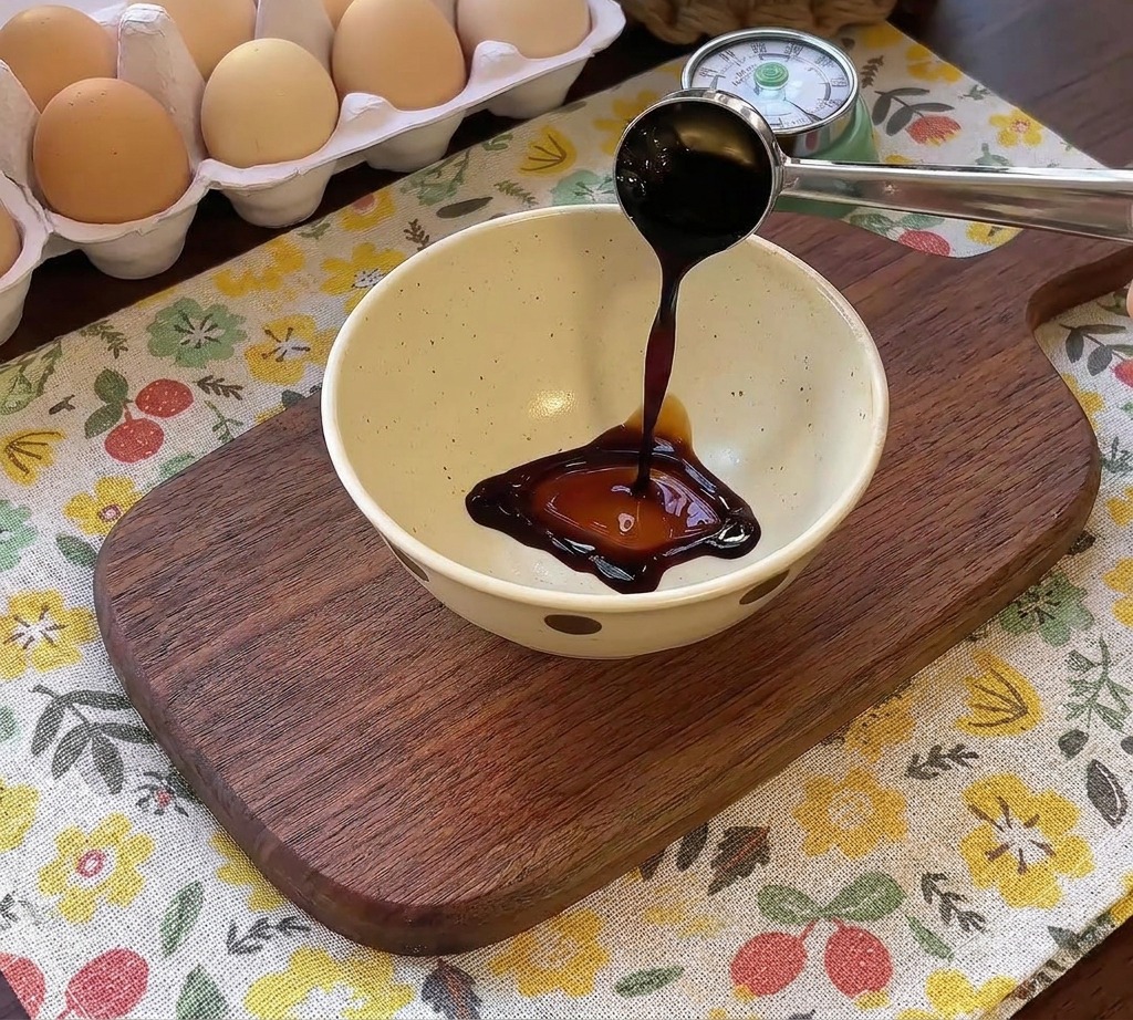 ボウルに醤油やケチャップなどの調味料を注いで混ぜている様子