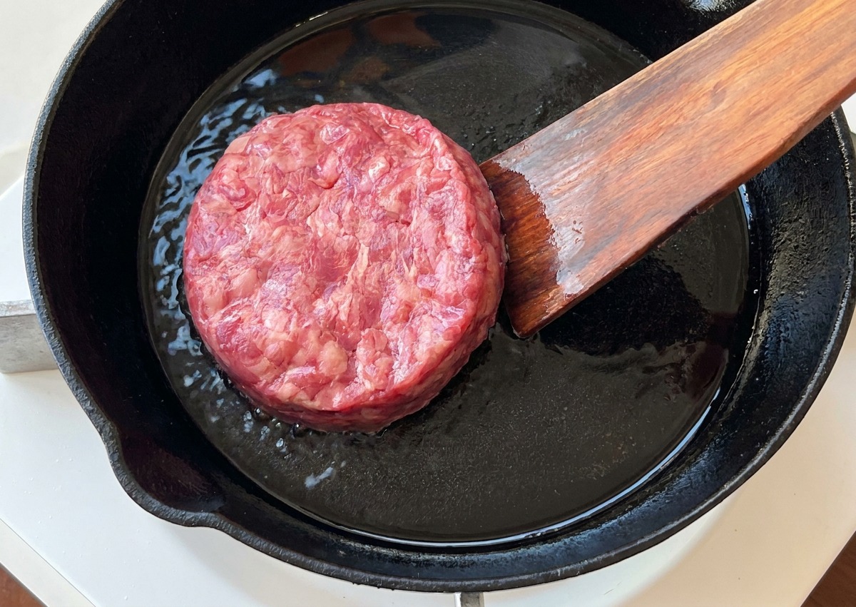 熱したスキレットにハンバーグパティを並べている様子