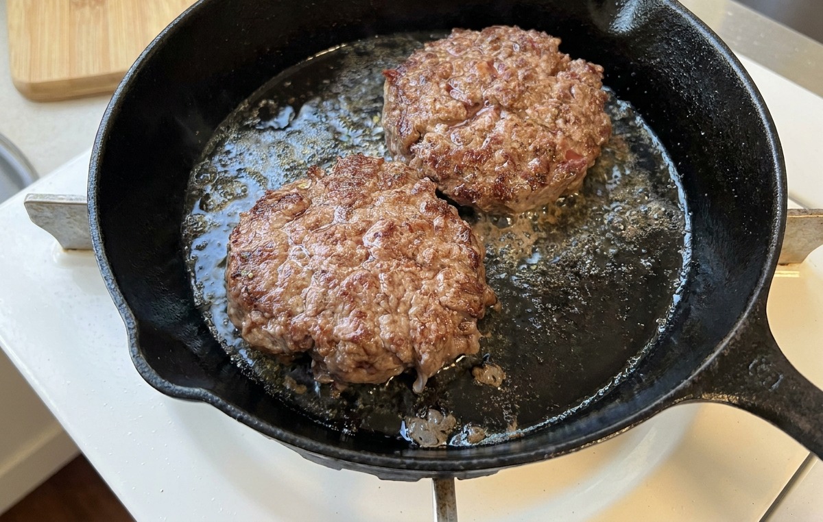 焼き色のついたハンバーグがジューシーに焼けている様子