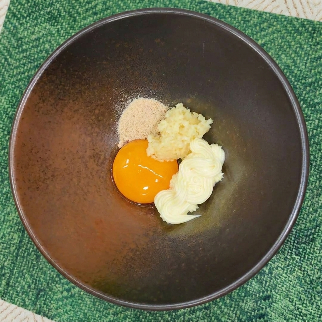 ボウルにインスタントラーメンの粉末スープを入れる様子