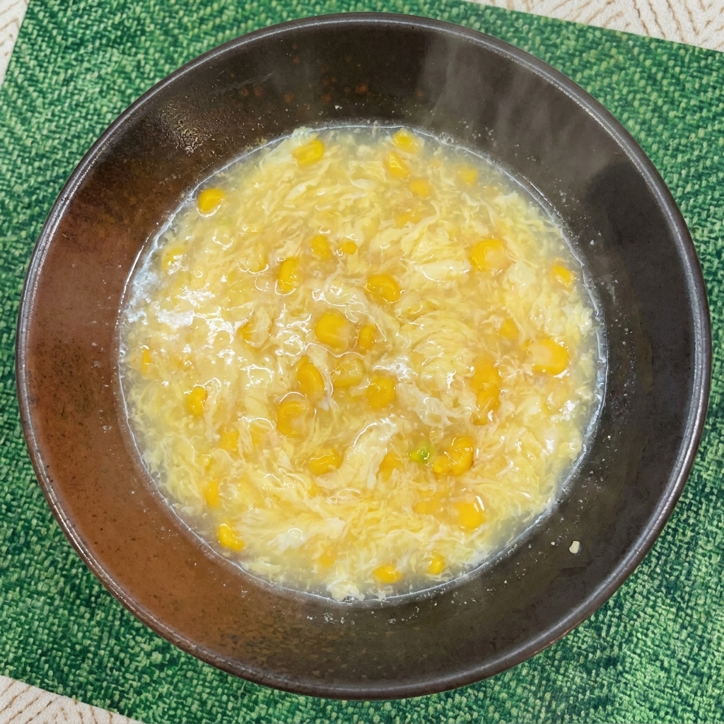 混ぜ合わされて黄色くクリーミーになったスープ