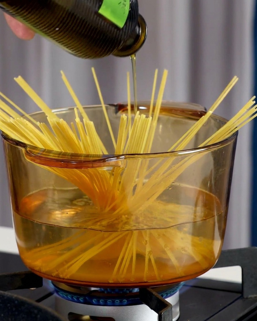 沸騰した鍋のパスタに海塩を振りかけている様子