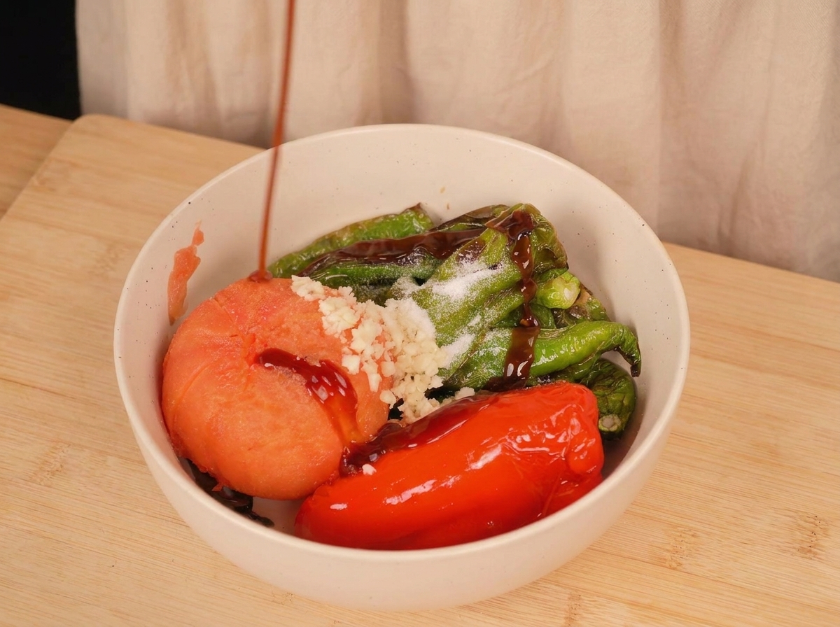 ローストした野菜に、みじん切りにしたにんにくとオイスターソースをかけている様子。