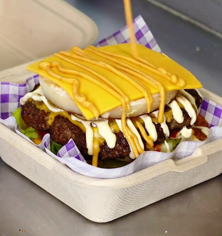 完成したグルメバーガー。バンズの間に目玉焼きとチーズが見え、食欲をそそる仕上がり。
