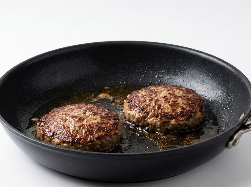 裏返されたパティ。表面が濃い茶色のカリッとした焼き色になっている様子。
