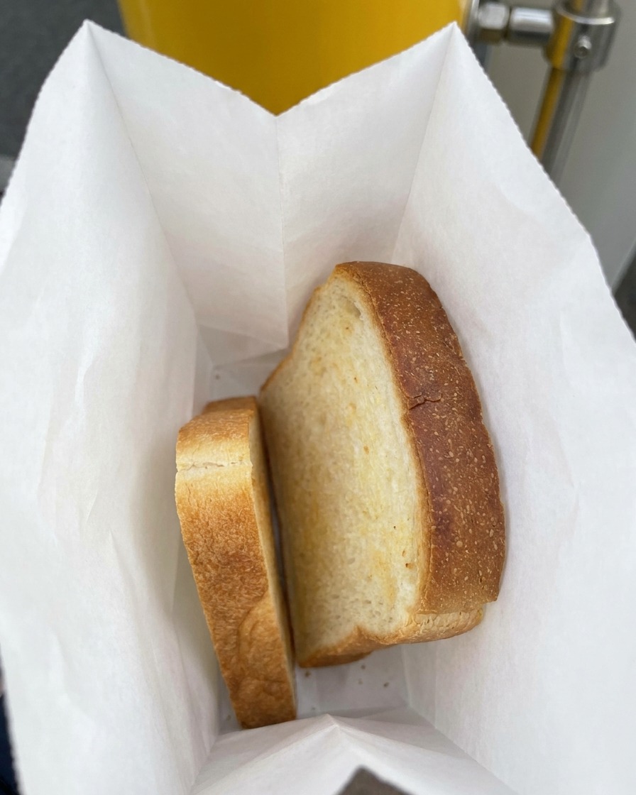 袋に入った2枚の厚切り食パン。