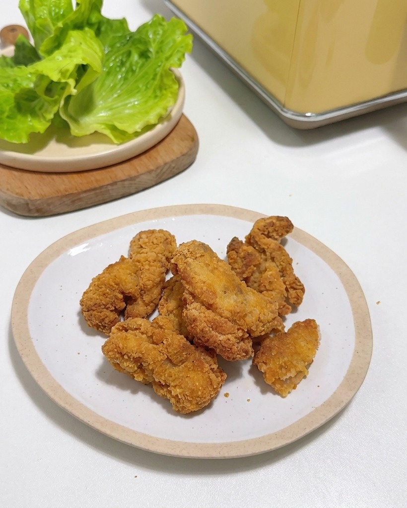 お皿に乗せられたカリカリのチキンとレタス。
