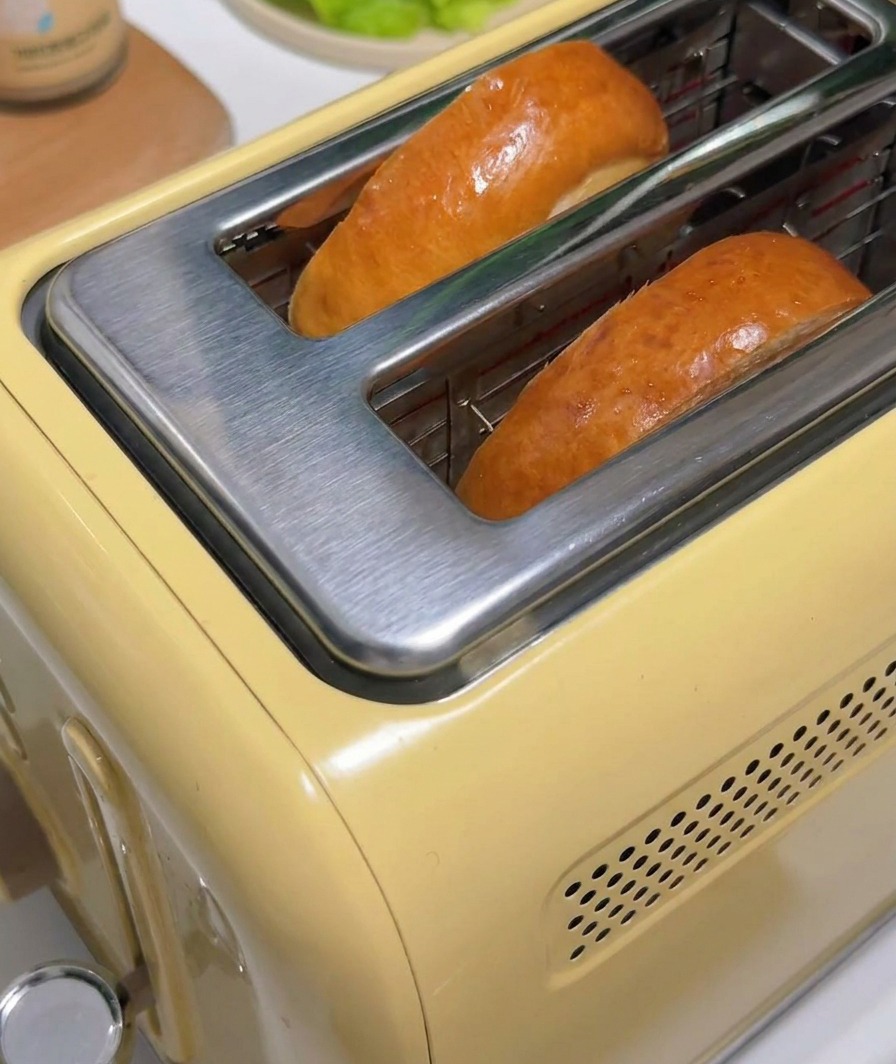 トースターから焼き上がったパンが出てきた様子。