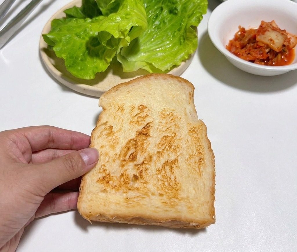 こんがり焼けたトーストを手に持っている様子。