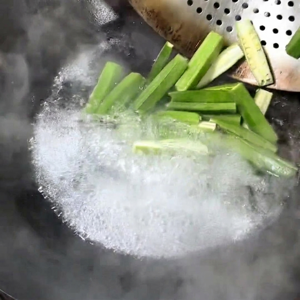 鍋で湯通しされているフレッシュなオクラ。