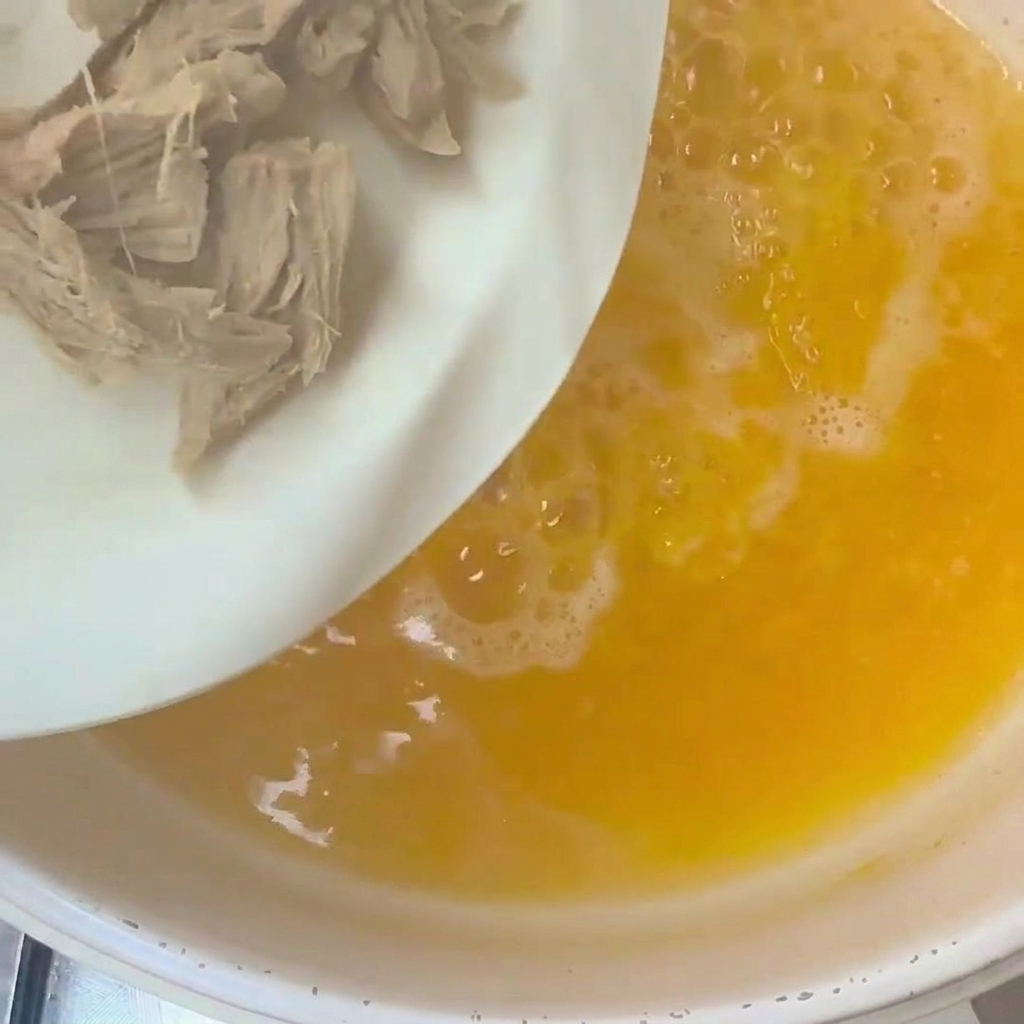 沸騰した鍋にオクラと鴨肉を入れる様子。