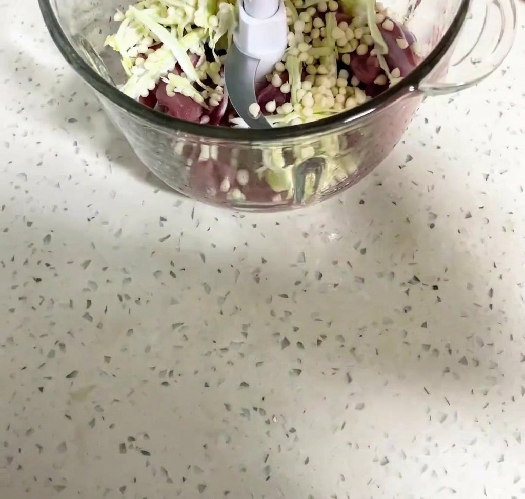 フードプロセッサーで鴨肉を細かく粉砕している様子。