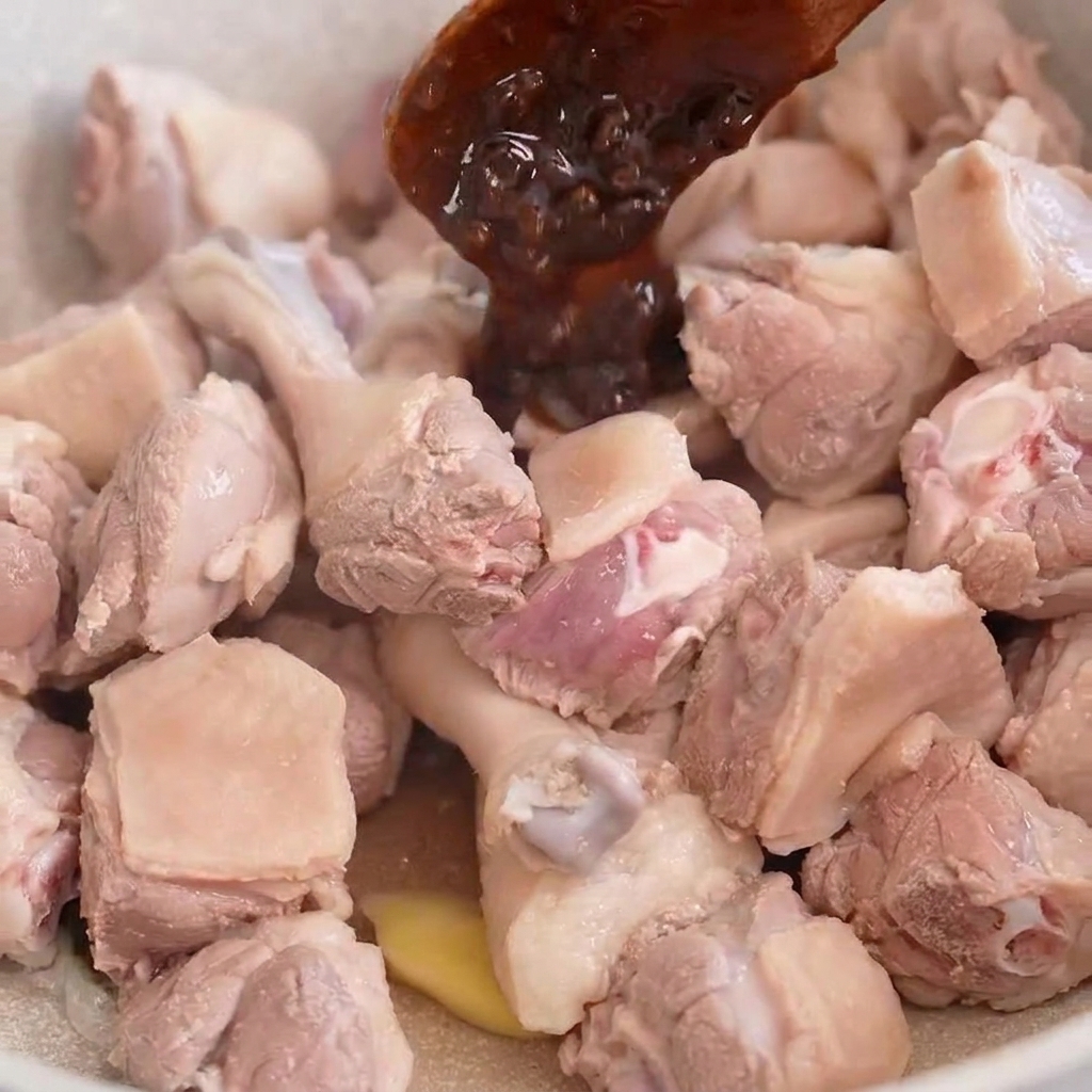 鴨肉に豆板醤を加えて炒めている様子。
