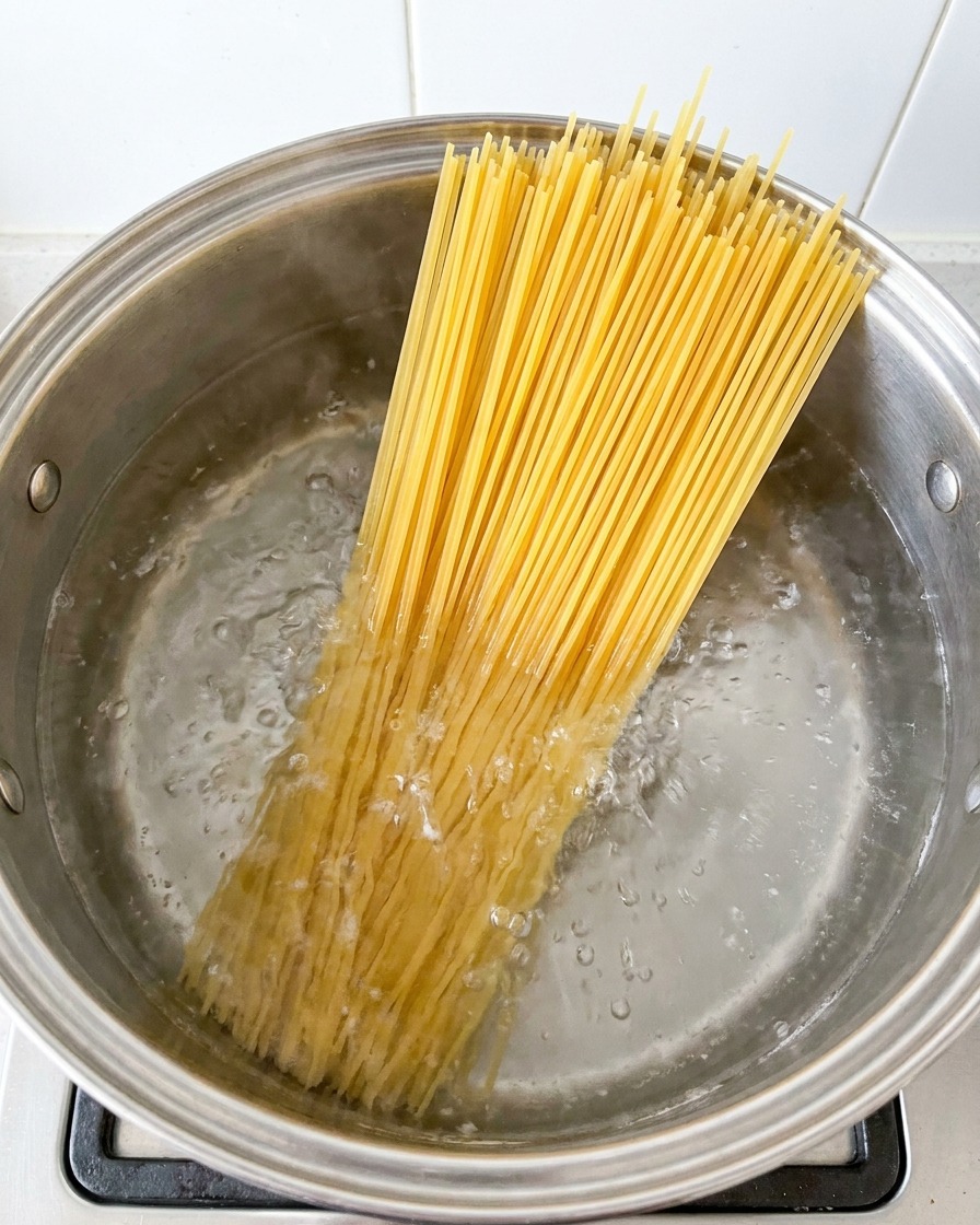 大きなお鍋の熱湯で茹でられているスパゲッティ。