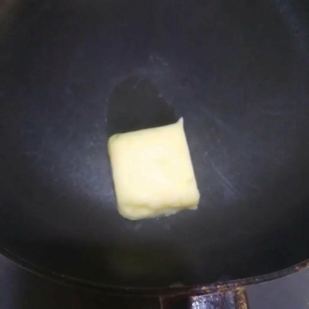 熱したフライパンで溶けて泡立っているバター。