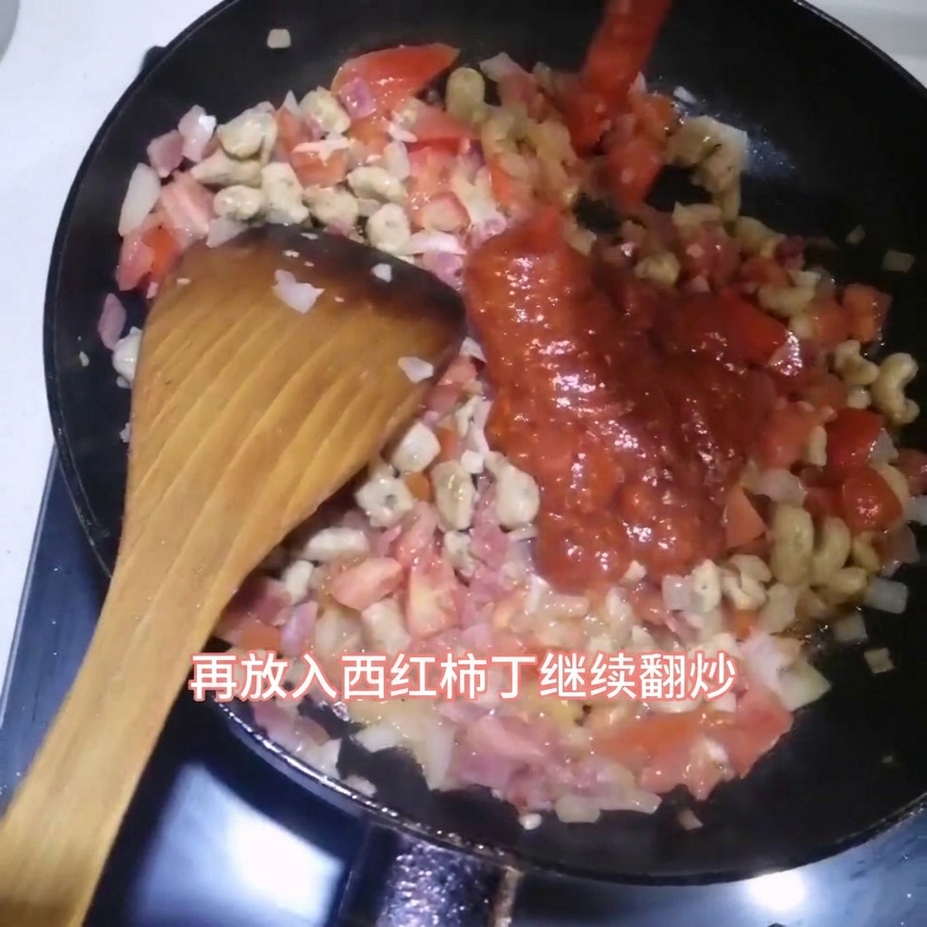 ベーコン、牛肉、玉ねぎの入ったフライパンにパスタソースを注ぎ入れている様子。