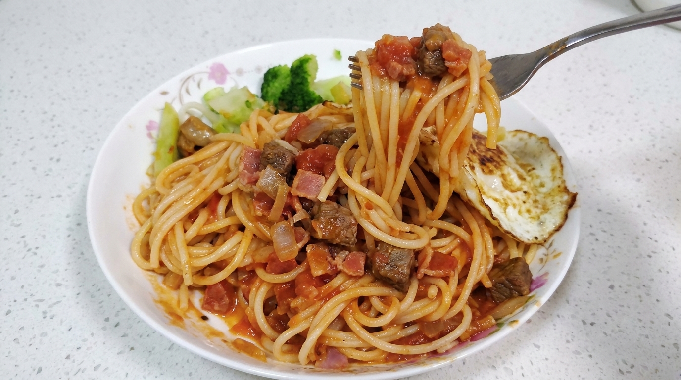 ベーコンとごろごろ牛肉のトマトパスタ