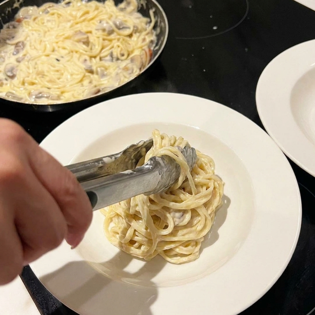 パルメザンチーズとパセリを振りかけた完成したパスタ。