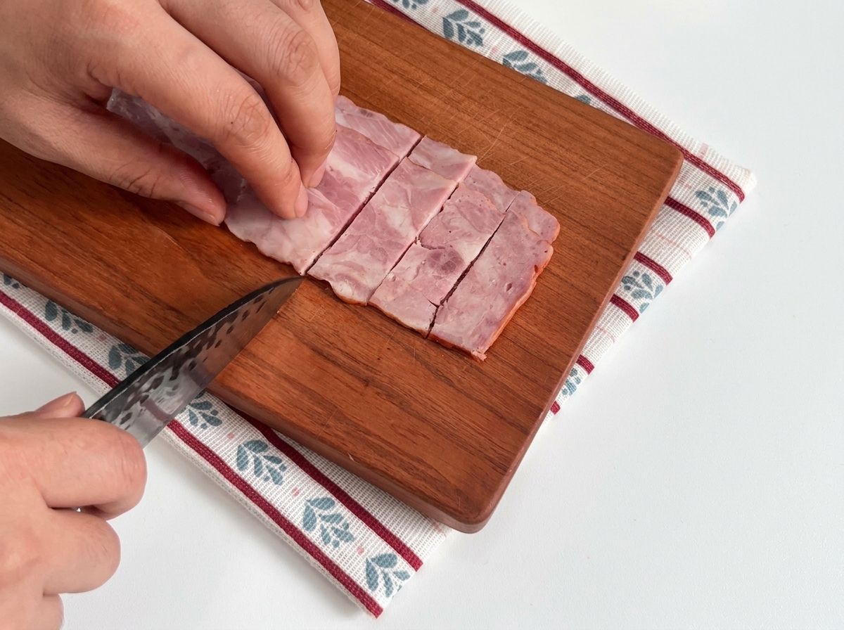 まな板の上に並べられた、調理用のスライスベーコン。