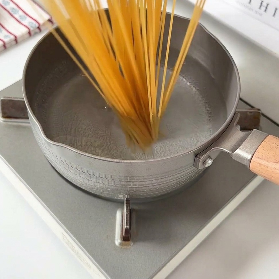 沸騰した湯の中に投入されたスパゲッティ。