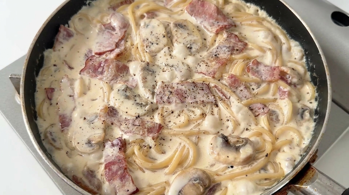 クリーミーなきのことベーコンのパスタ