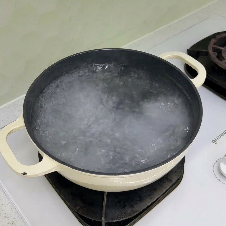 沸騰したお湯の中に投入される乾燥ロティーニパスタ。
