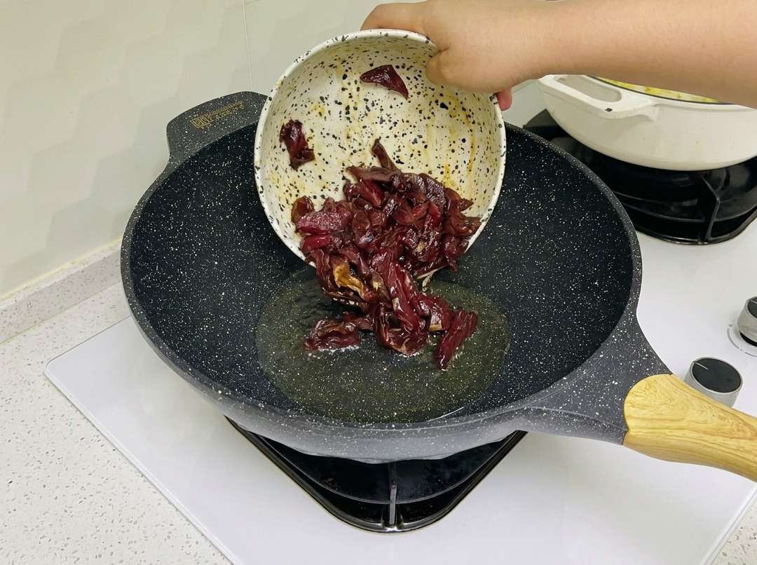 熱い中華鍋で焼かれている下味付きの牛肉。