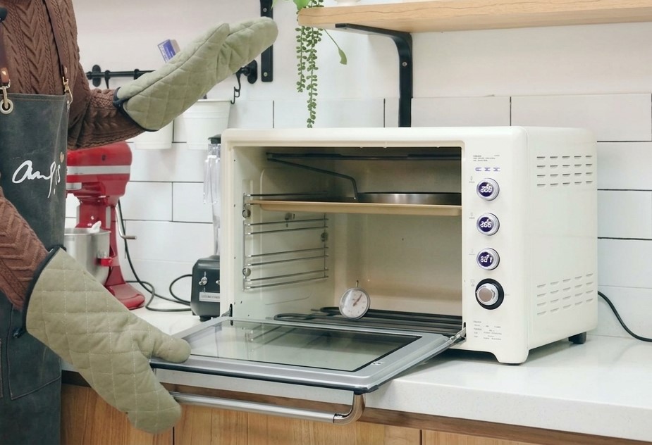 フライパンの中でパスタにソースが絡んでいる様子。