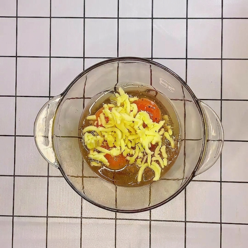 ボウルの中で卵とチーズを箸でかき混ぜている様子。