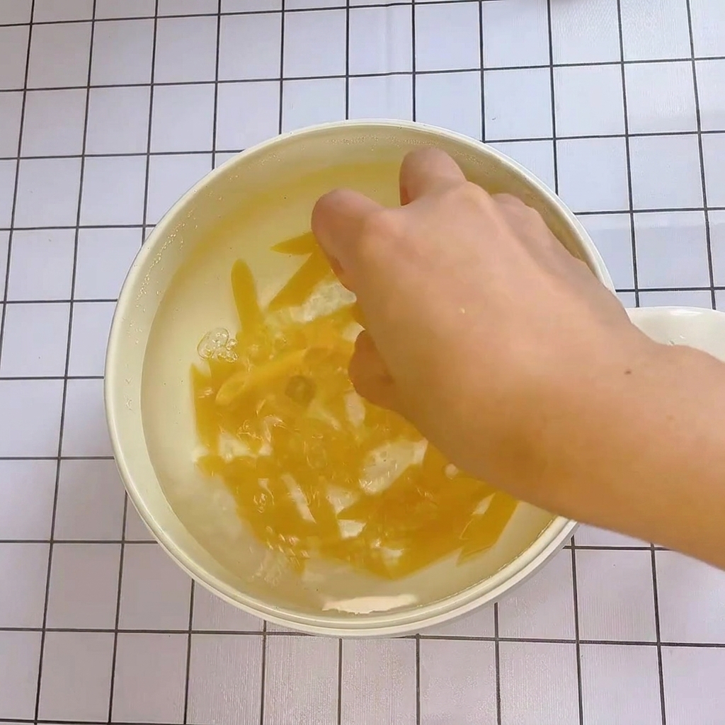沸騰した湯でペンネが茹でられている様子。