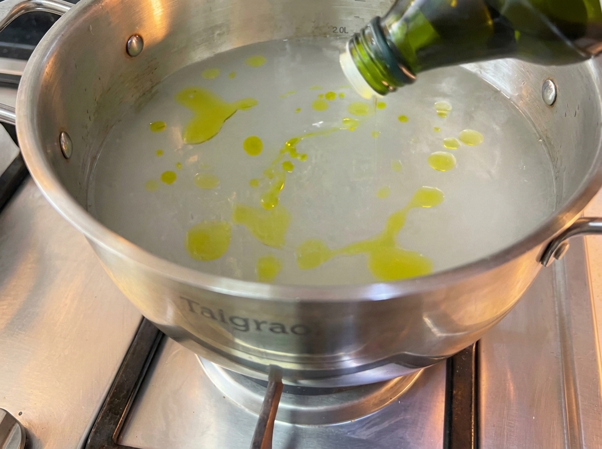 大きな鍋で沸騰したお湯に茹でられているスパゲッティ