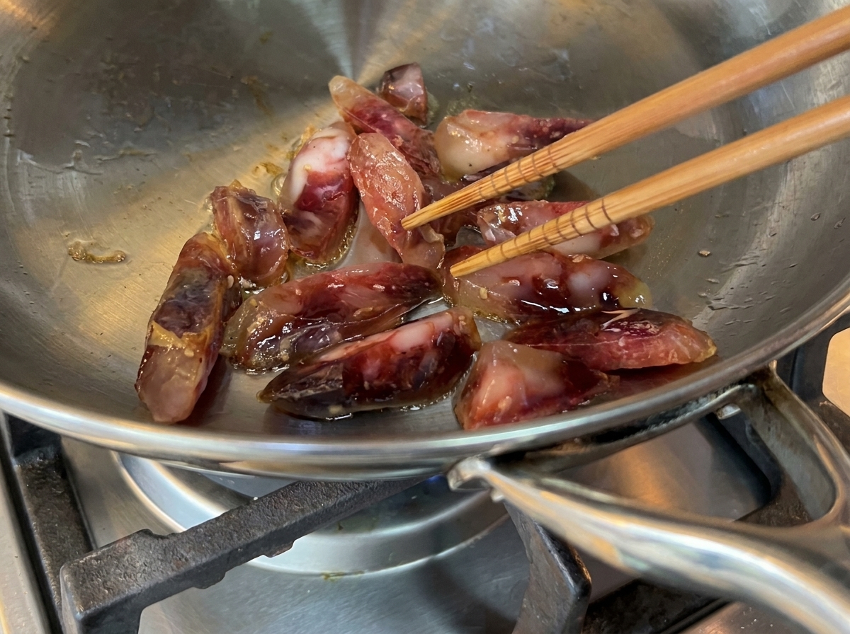 オリーブオイルを引いたフライパンで焼かれる肉