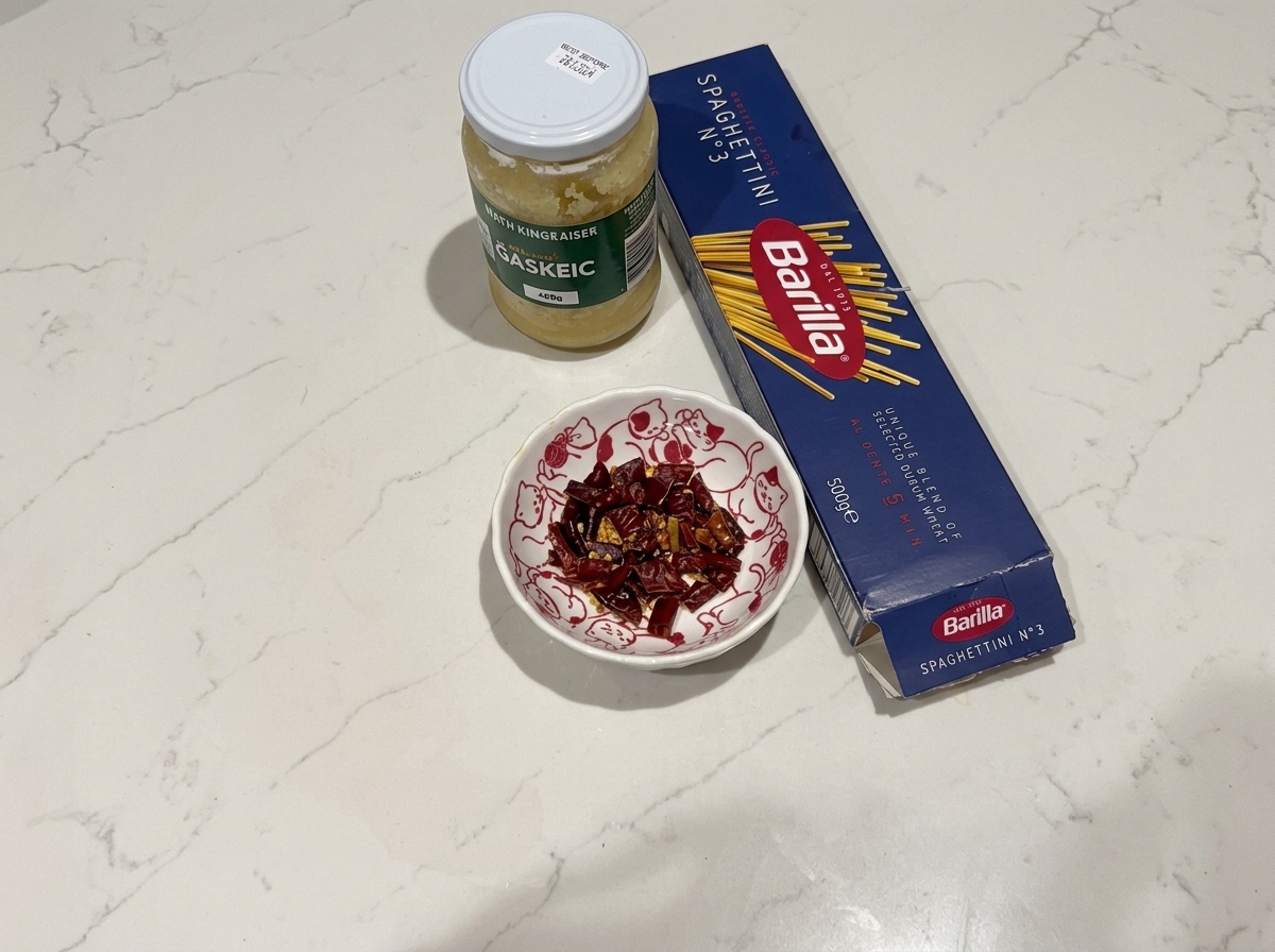 フライパンでベーコンがこんがりと焼けている様子。