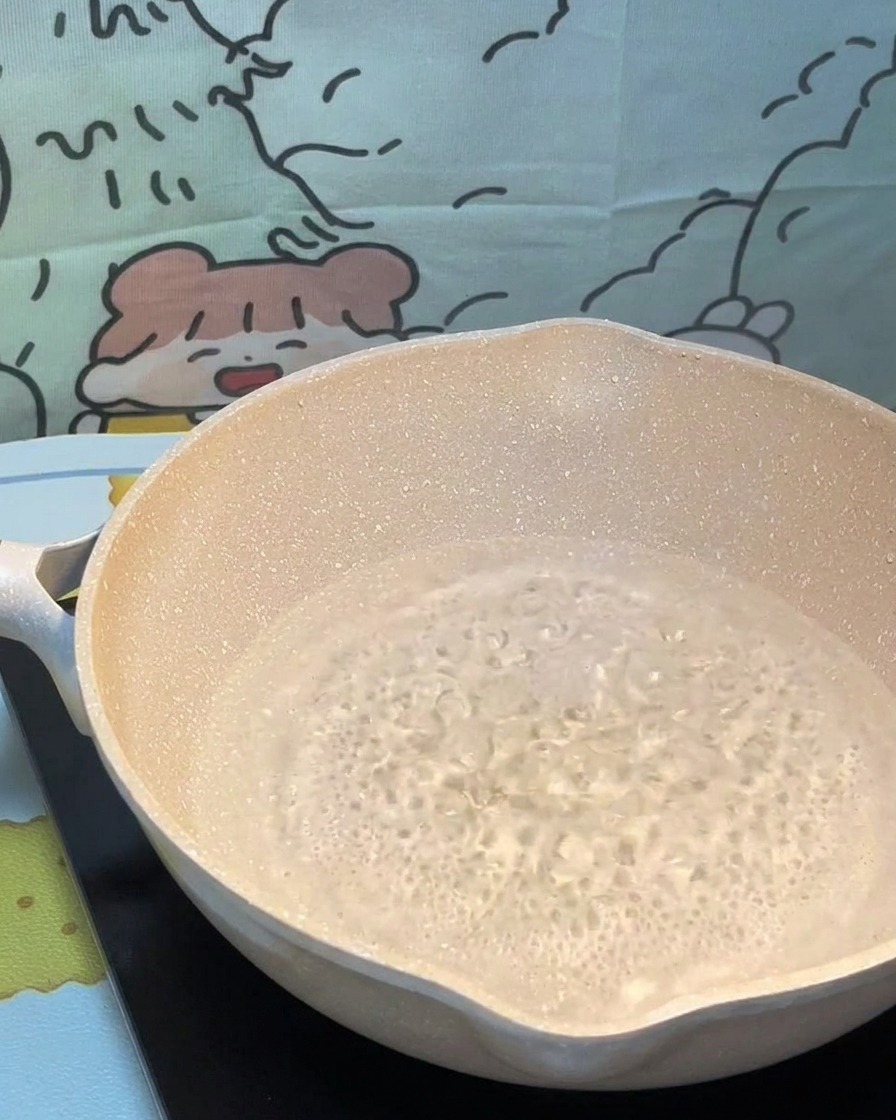 鍋でぐつぐつと茹でられているパスタ麺。