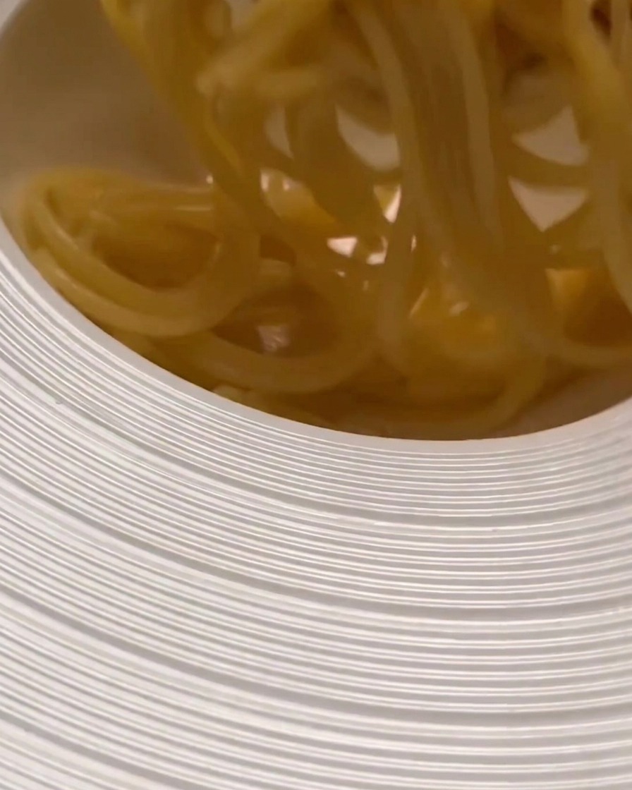 器に盛り付けられたパスタにソースが綺麗に絡んでいる様子。