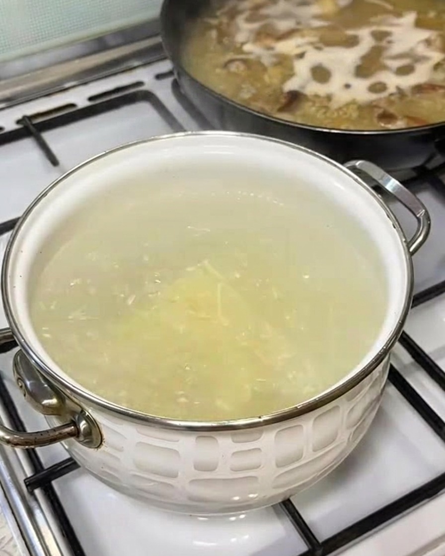 沸騰したお湯の入った鍋に生ラーメンを入れている様子