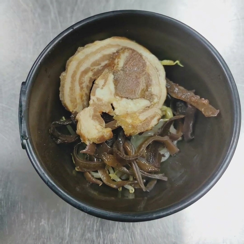 盛り付け用に用意されたロールチャーシューとスライスきくらげが入った器。