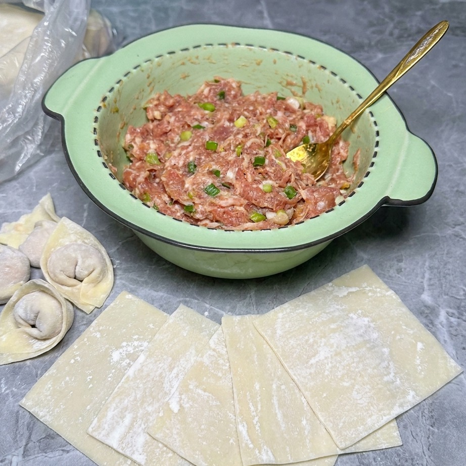 ワンタンの皮の中央に肉だねがのっている様子。