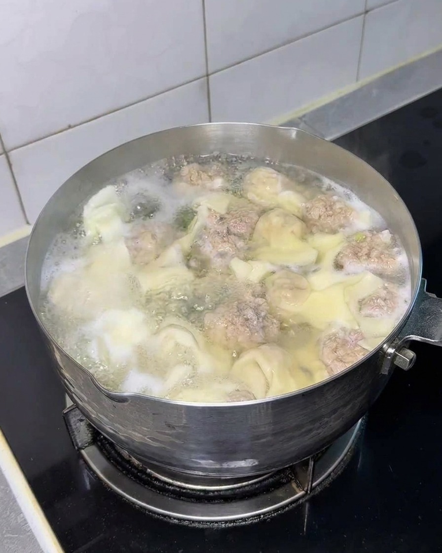 麺が鍋でほぐれている様子。