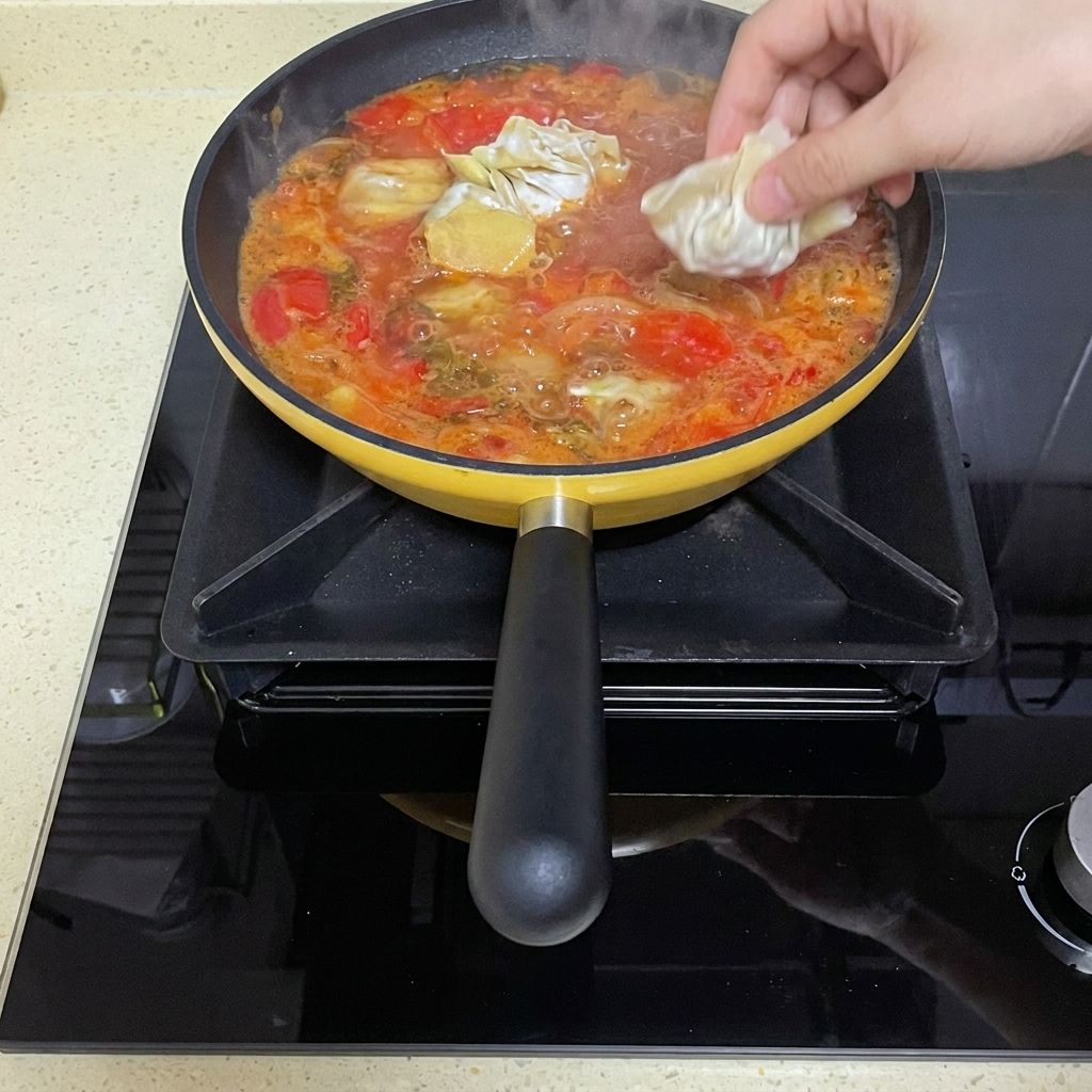 simmeringのスープにワンタンを入れている様子