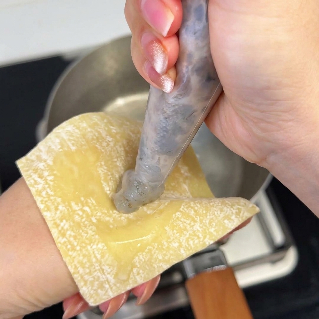 茹でたてのちぢれ麺を味噌スープに加えている様子。