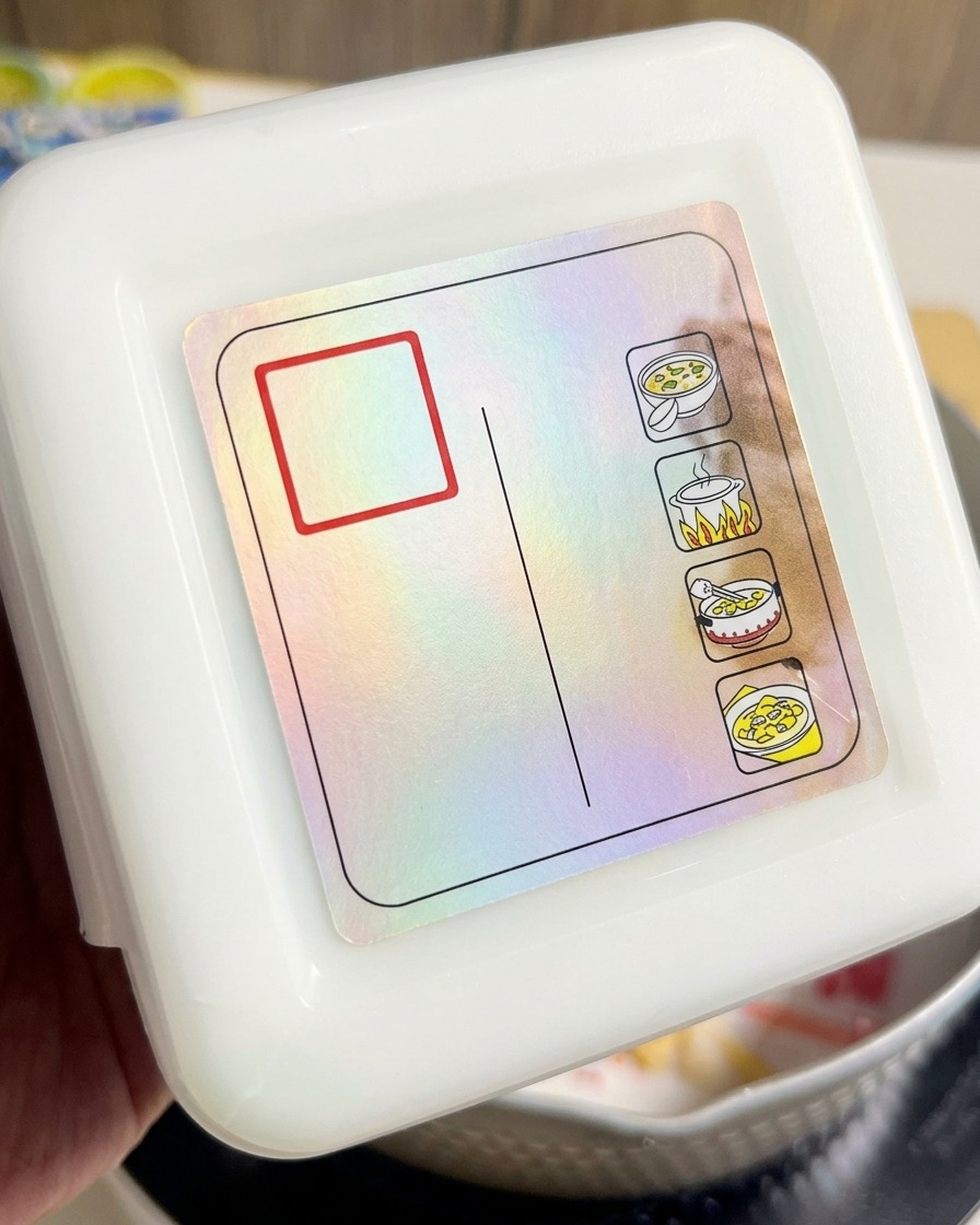 沸騰したスープに味噌を溶き入れている様子。