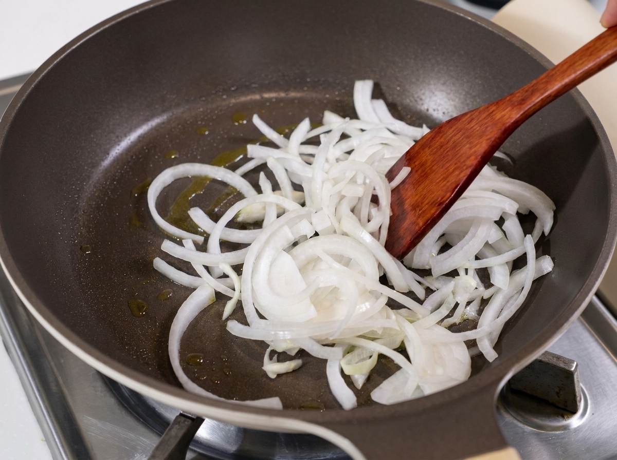 フライパンで玉ねぎを炒めている様子