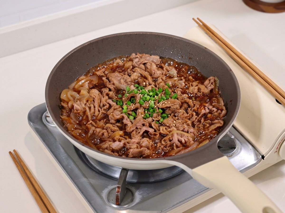 たれが煮詰まり、つややかになった牛肉の様子