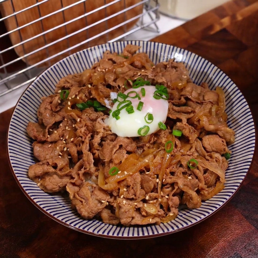 ごまやねぎをトッピングした完成した牛丼の様子