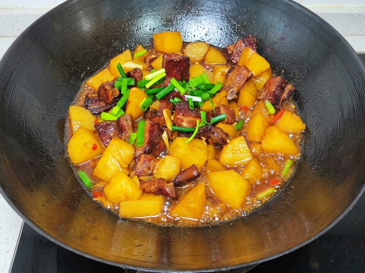 まな板の上に並べられた薄切りの牛バラ肉、赤玉ねぎ、生卵。
