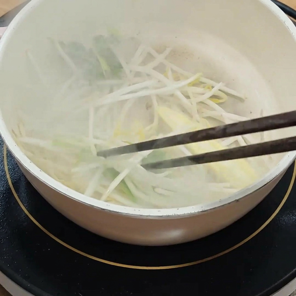 小さなボウルで調味料を混ぜ合わせている様子。
