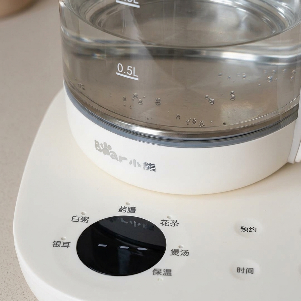 電気ケトルの中のお湯に卵を入れている様子。