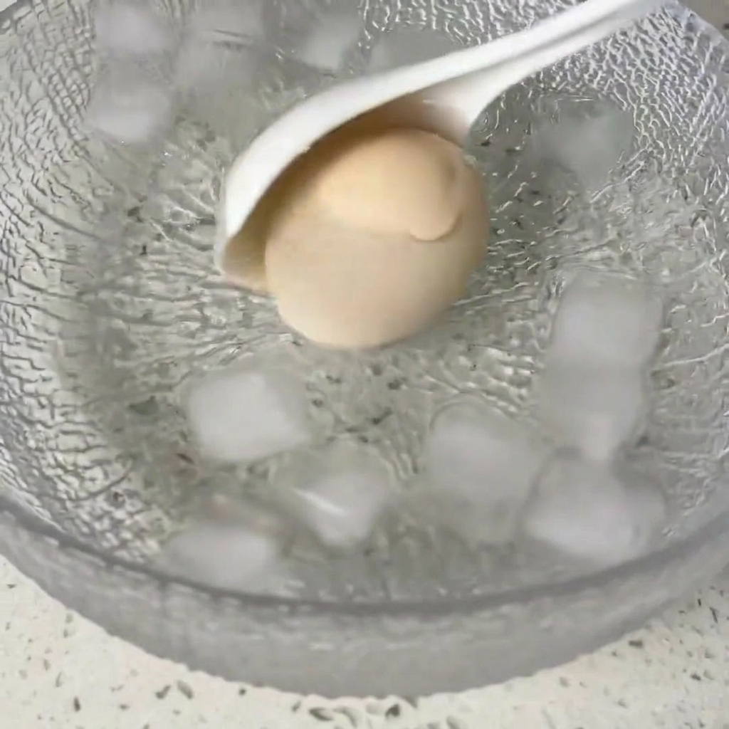 氷水を入れたボウルに加熱した卵を移している様子。